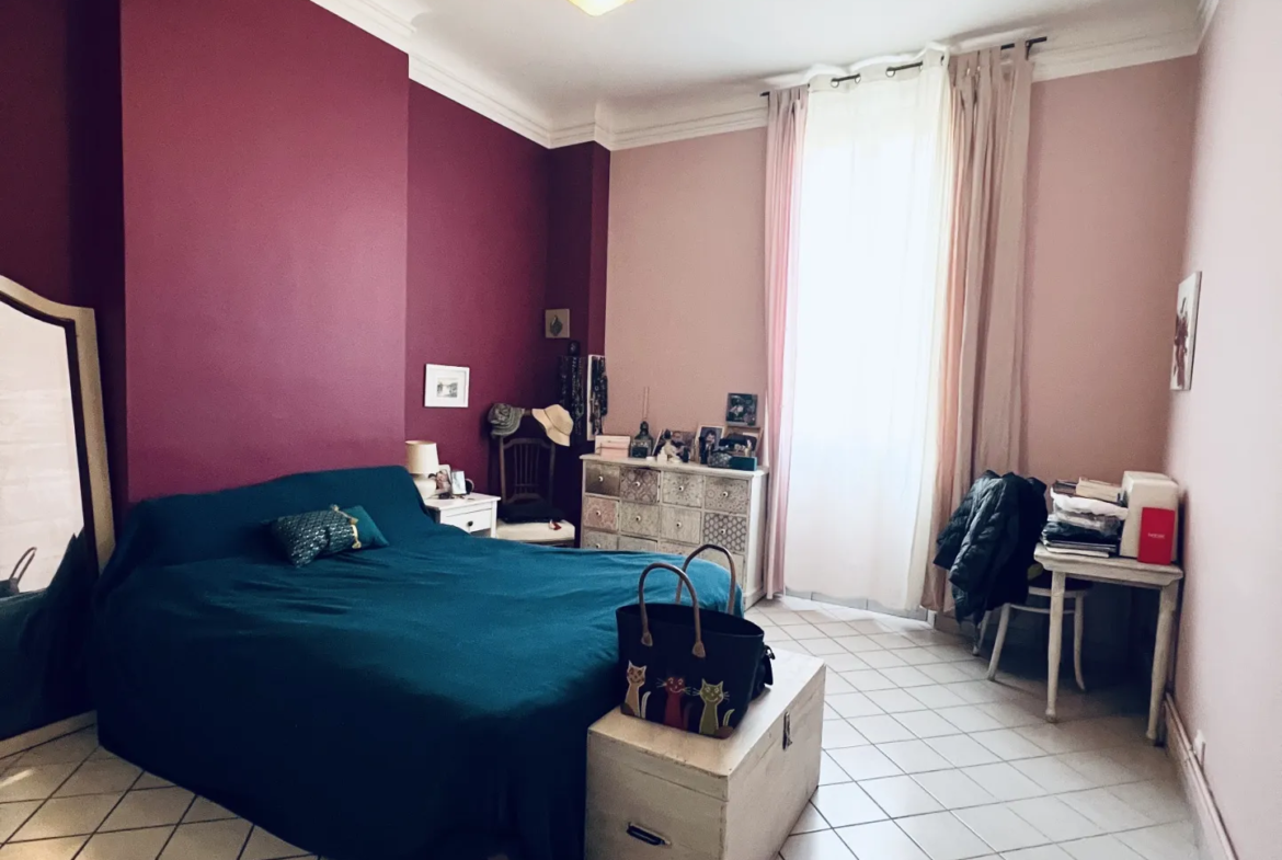 À vendre Marseille Chave : appartement T3 traversant - 200 000 € 