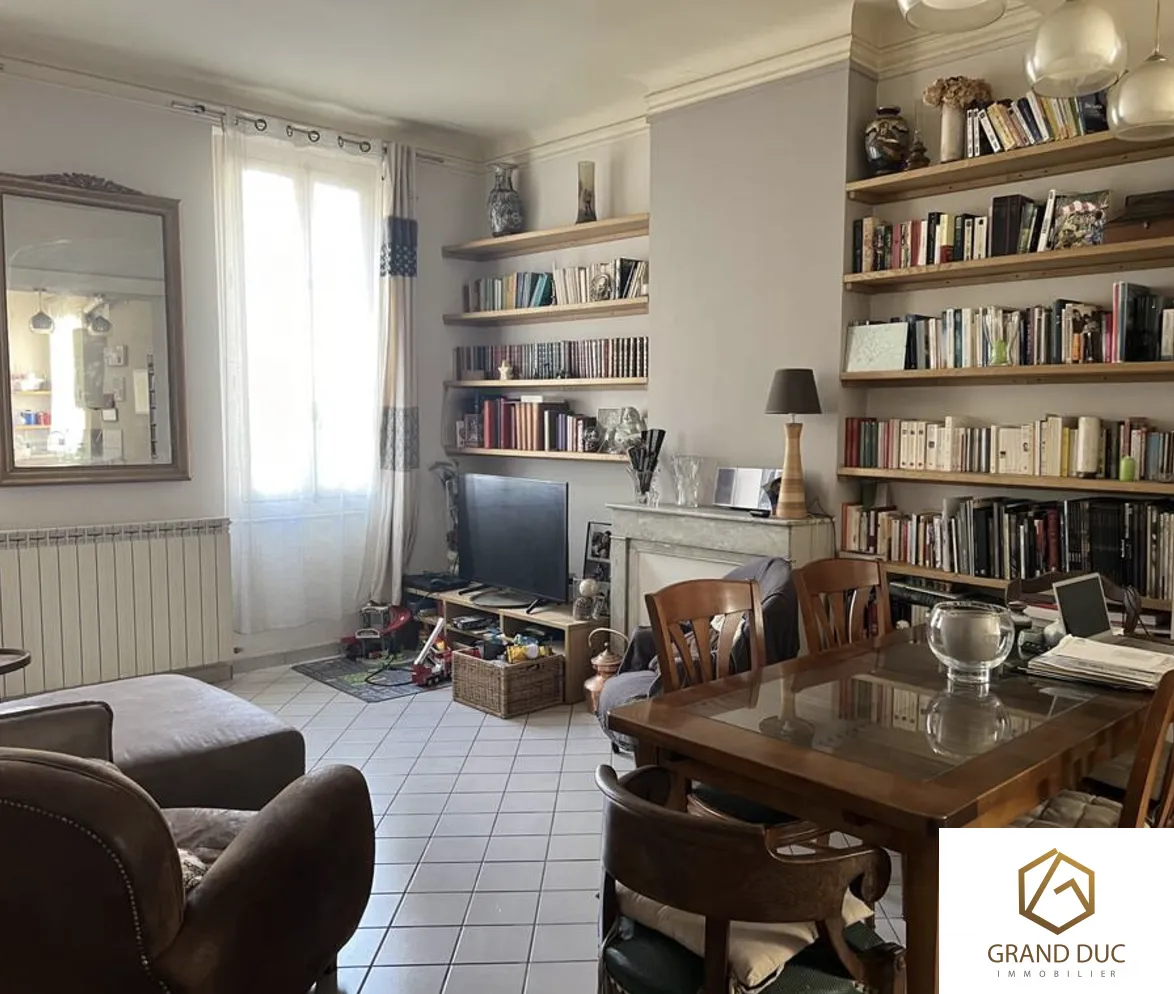 À vendre Marseille Chave : appartement T3 traversant - 200 000 € 