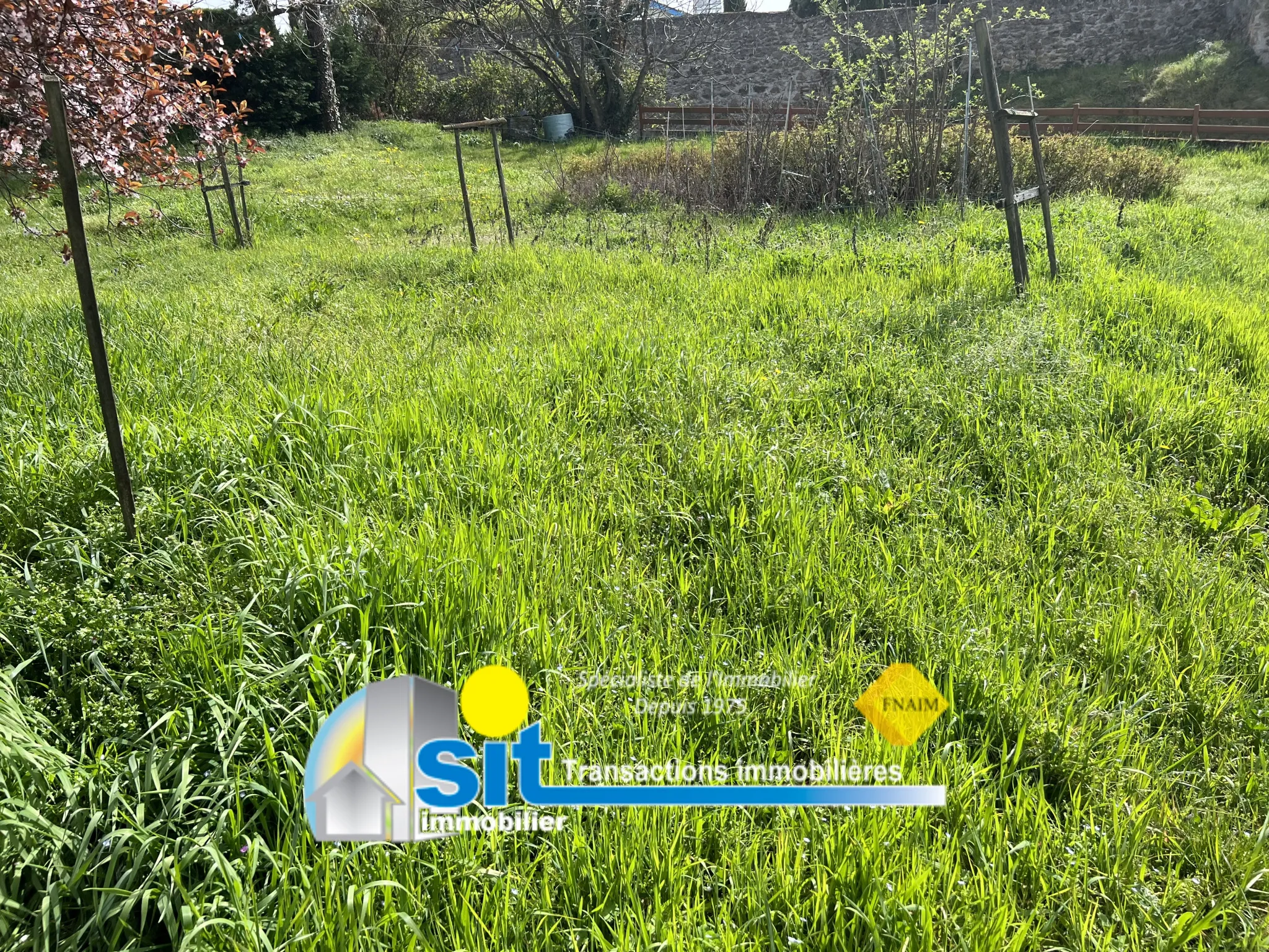 Terrain à bâtir à vendre à Saint Clair du Rhône - 1272 m² - 190,000 EUR 