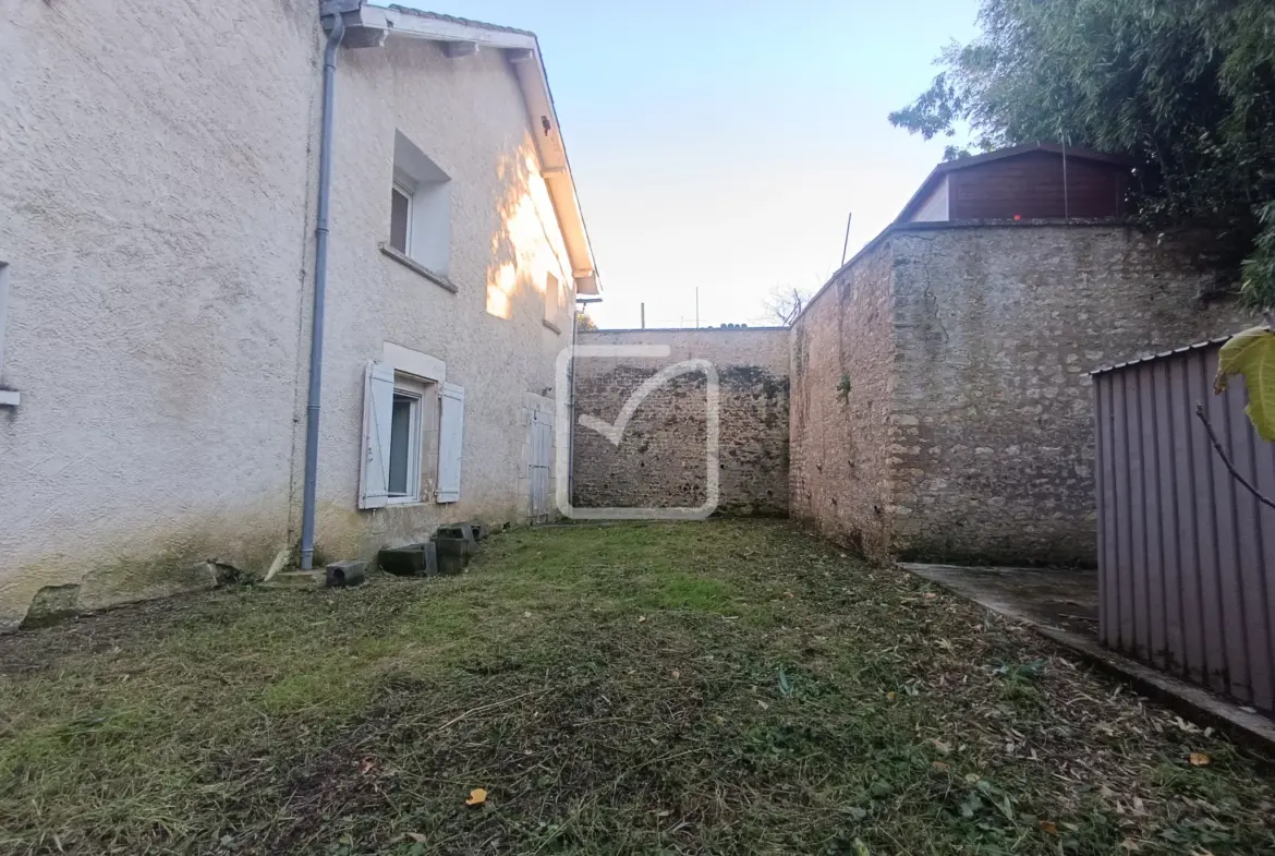 Maison ancienne à Vouillé avec 3 chambres et jardin 