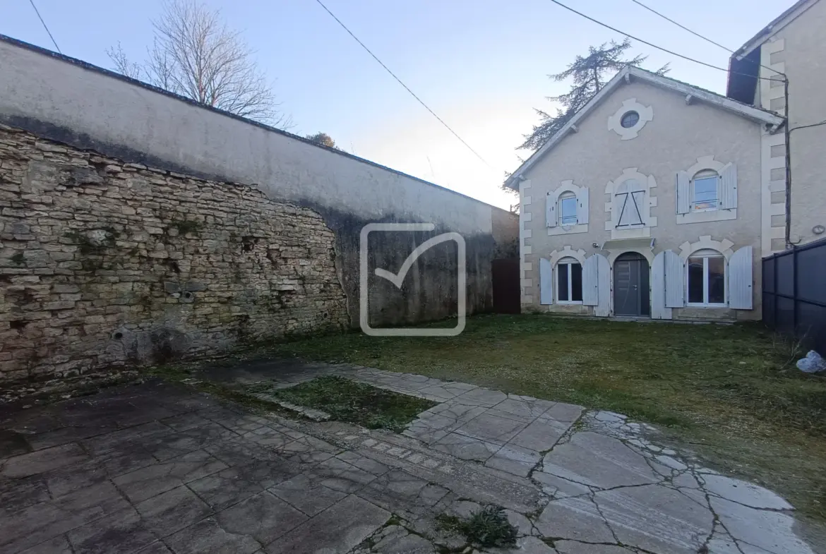 Maison ancienne à Vouillé avec 3 chambres et jardin 