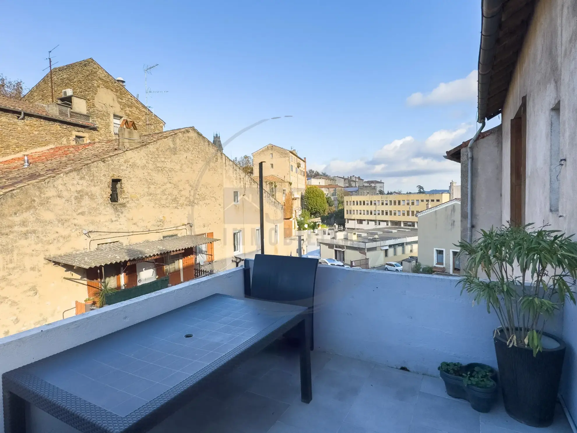 Appartement rénové de 80m² avec terrasse à Privas 