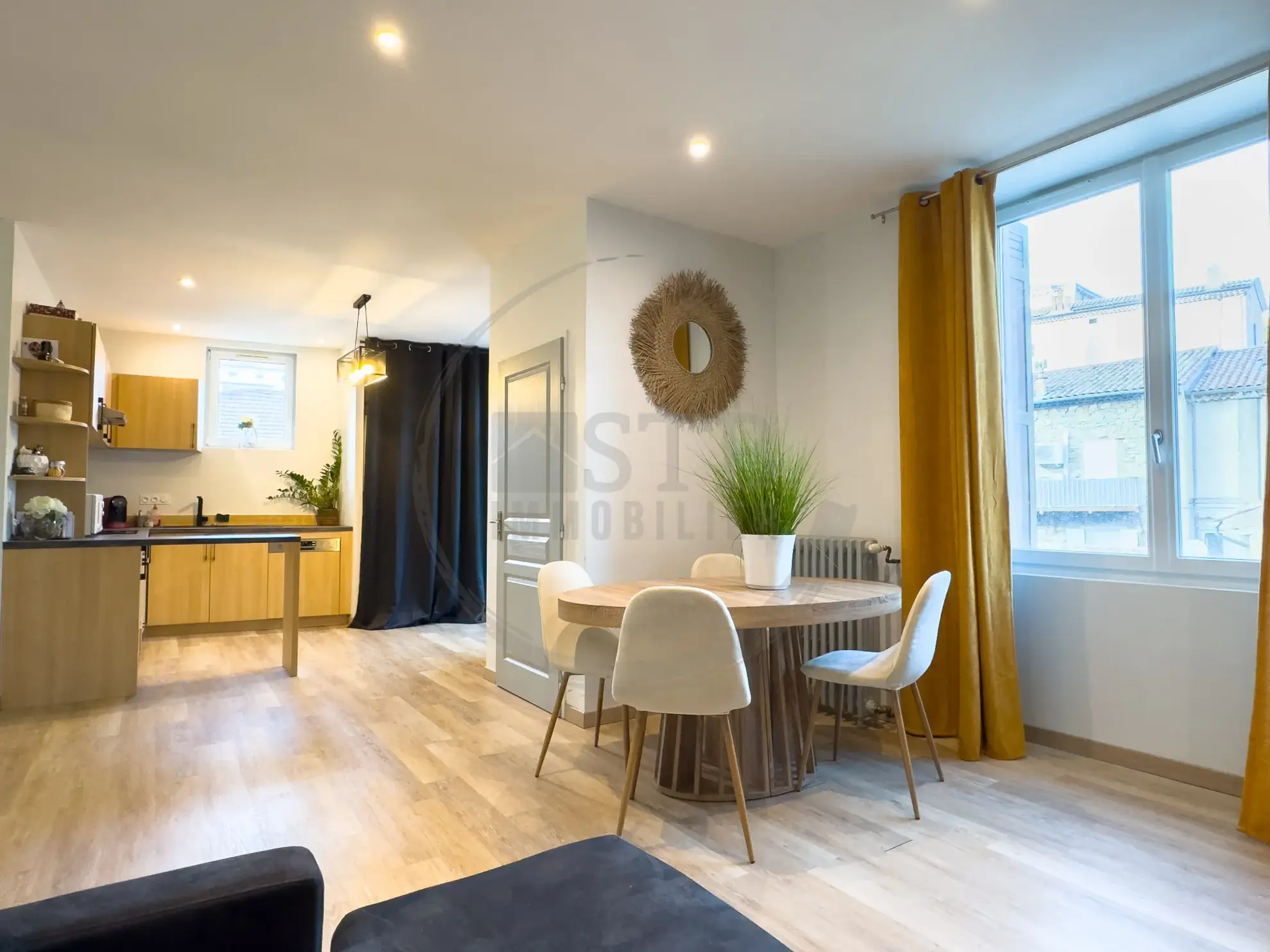 Appartement rénové de 80m² avec terrasse à Privas 