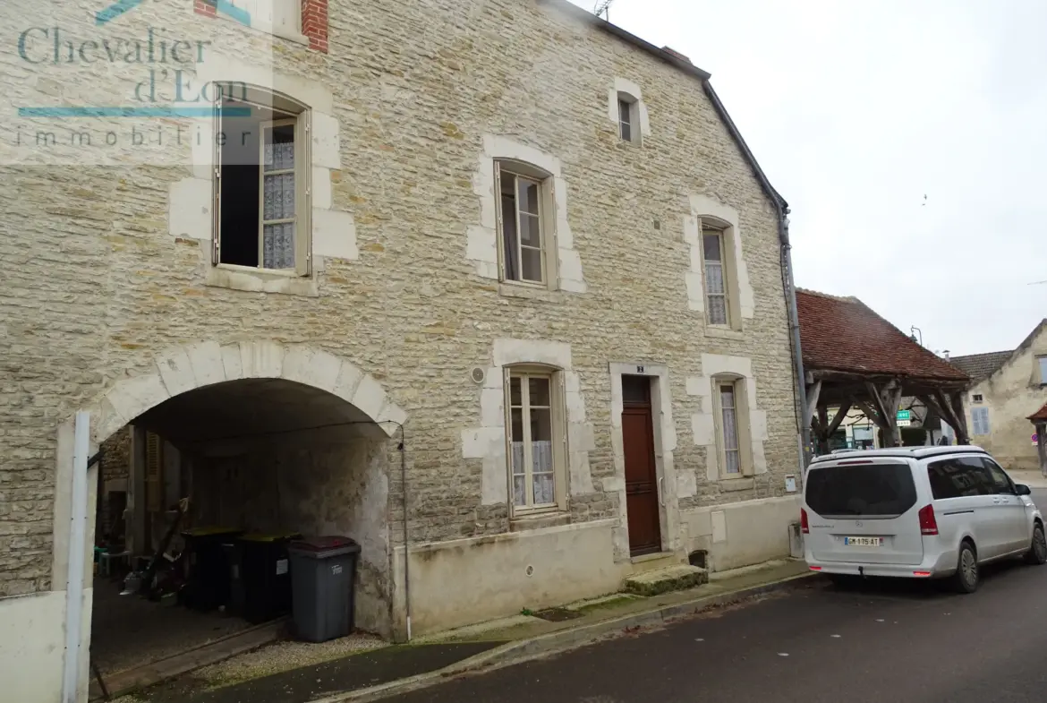 Maison de village à vendre à Tanlay Centre avec garage 