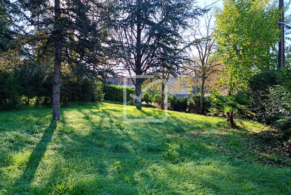 Maison avec granges et terrain à Coulaures 