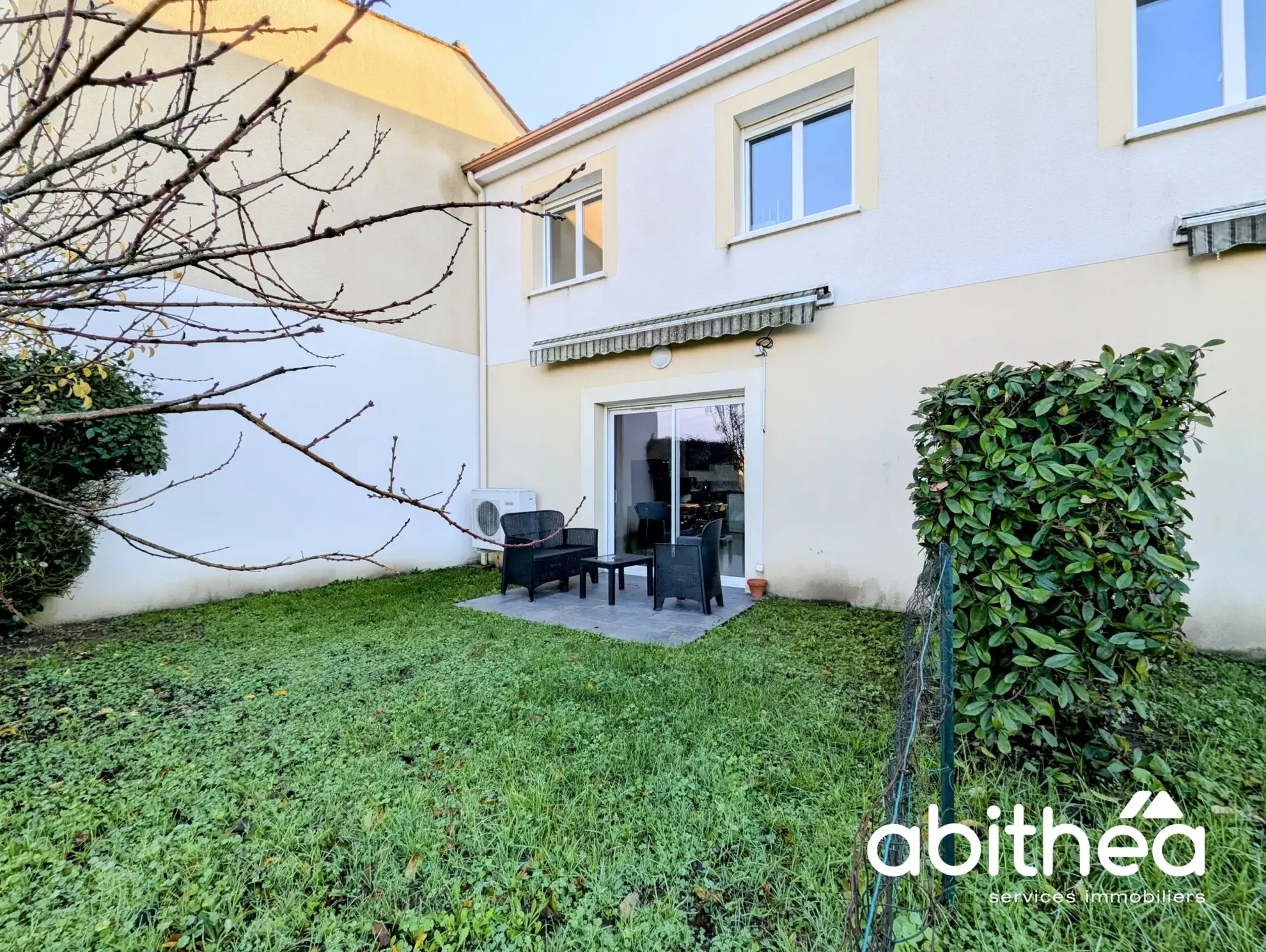 Maison mitoyenne récente de 80 m² à Libourne, vue sur vignes 