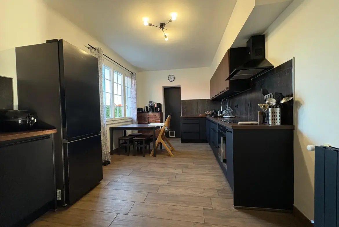 Maison rénovée avec 4 chambres à vendre à Vic-en-Bigorre 