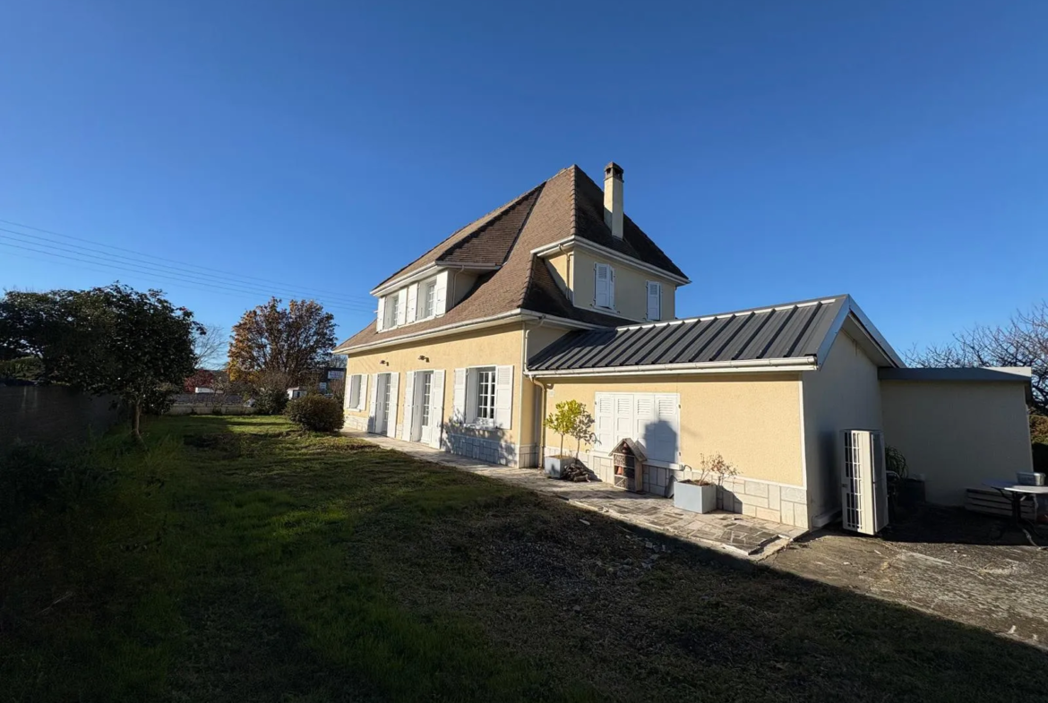 Maison rénovée avec 4 chambres à vendre à Vic-en-Bigorre 