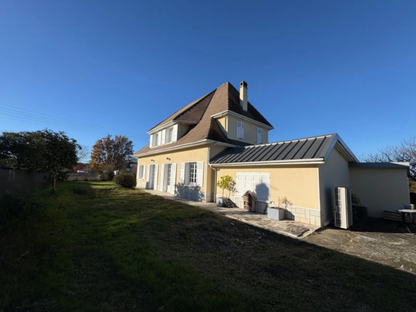 Maison rénovée avec 4 chambres à vendre à Vic-en-Bigorre