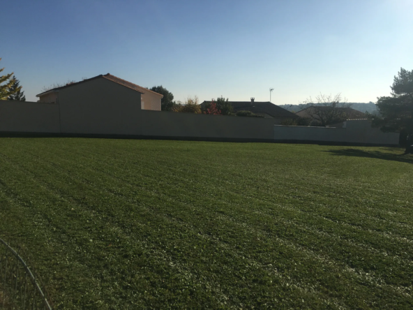 Terrain constructible de 650 m² à vendre à Ruelle Sur Touvre