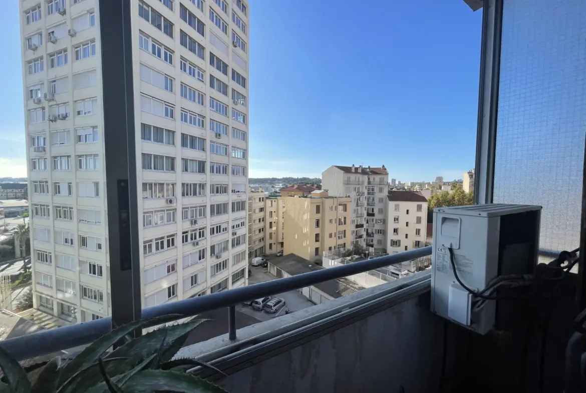 Appartement 4 pièces avec balcon et aperçu mer à Toulon 