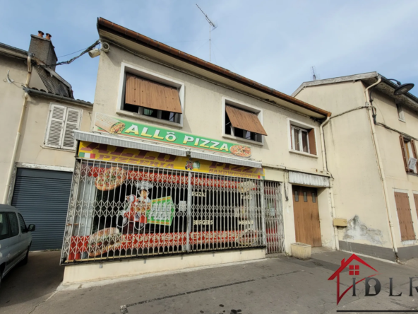 Immeuble d'investissement avec restaurant et appartement à Wassy