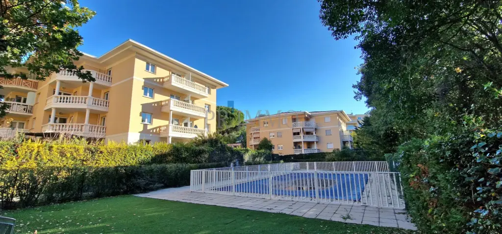 Superbe Appartement 3 Pièces à Fréjus avec Piscine