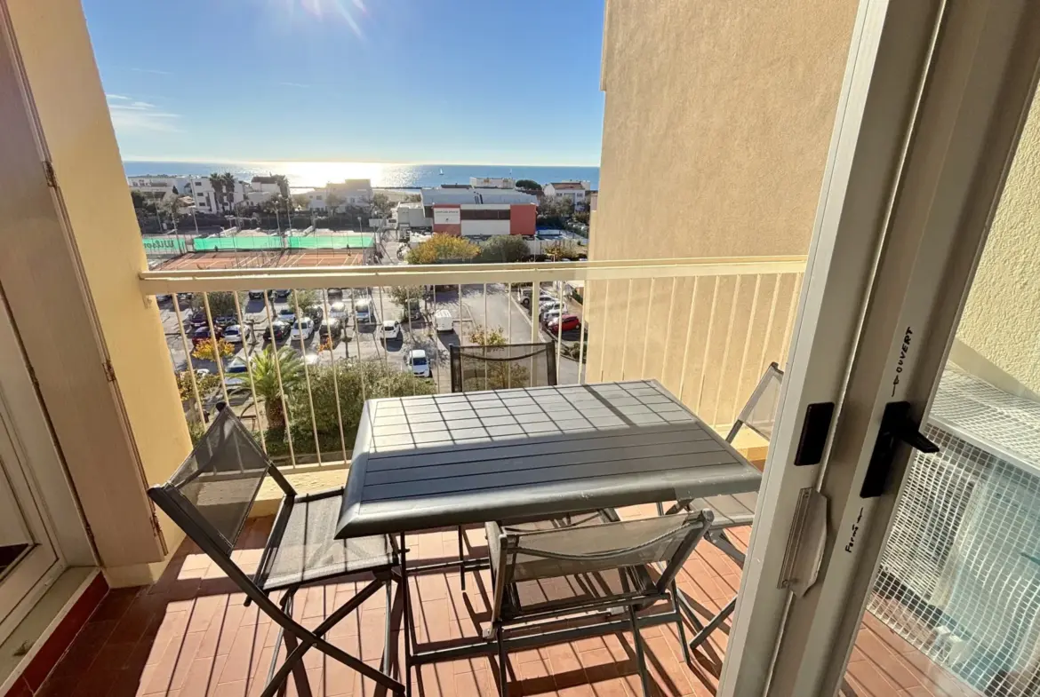 À vendre : F2 lumineux avec terrasse et vue sur la mer à CARNON-PLAGE 