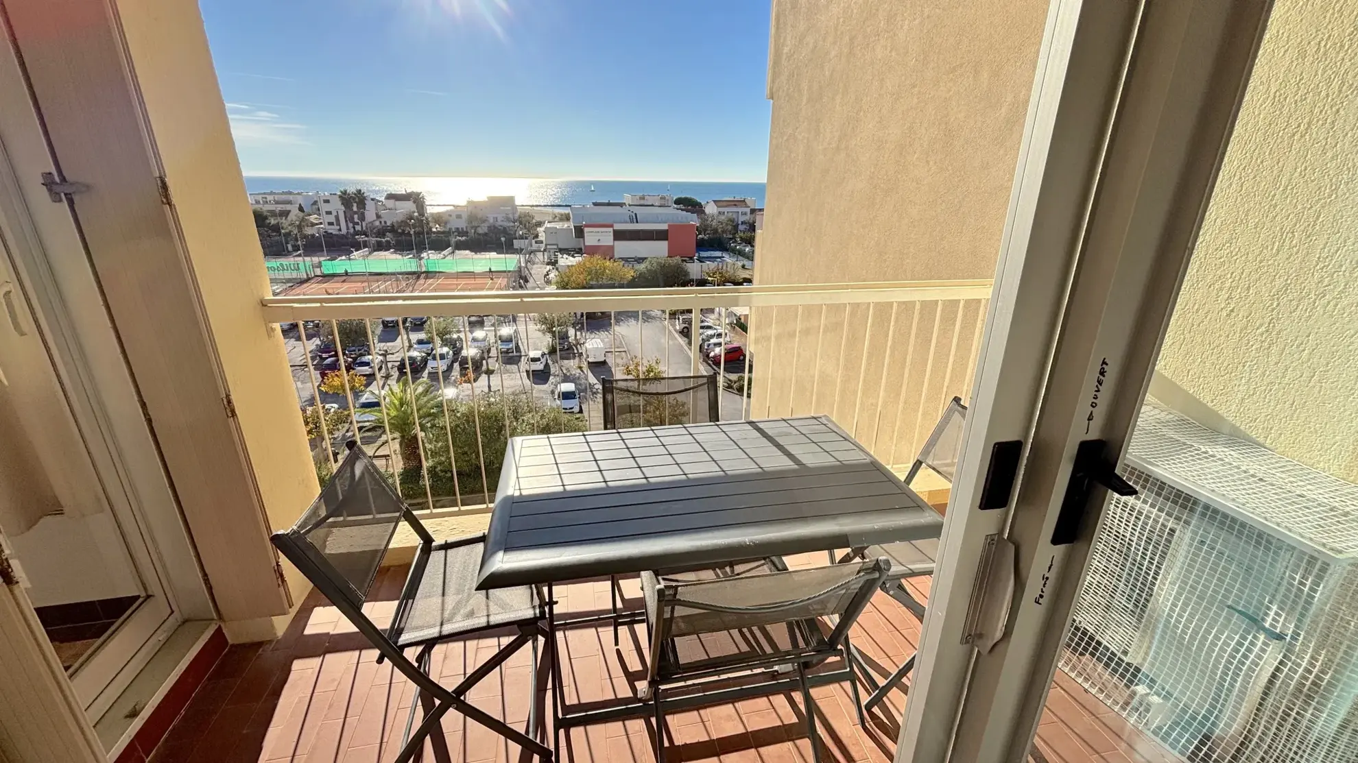 À vendre : F2 lumineux avec terrasse et vue sur la mer à CARNON-PLAGE 