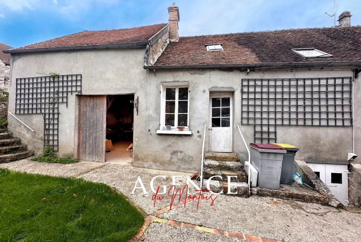 Maison de Bourg à vendre à Donnemarie Dontilly - 2 chambres, jardin 