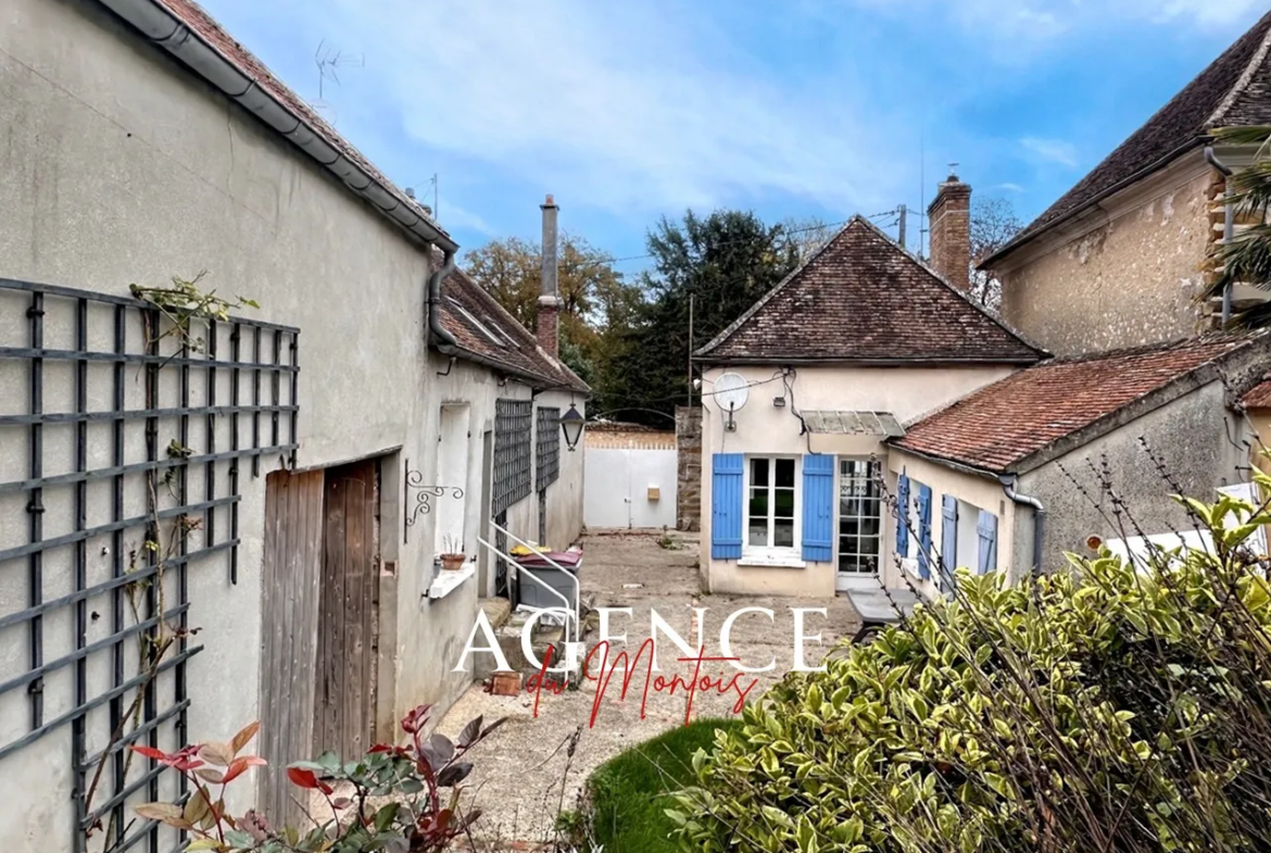 Maison de Bourg à vendre à Donnemarie Dontilly - 2 chambres, jardin 