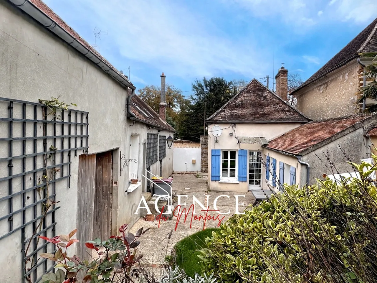 Maison de Bourg à vendre à Donnemarie Dontilly - 2 chambres, jardin 