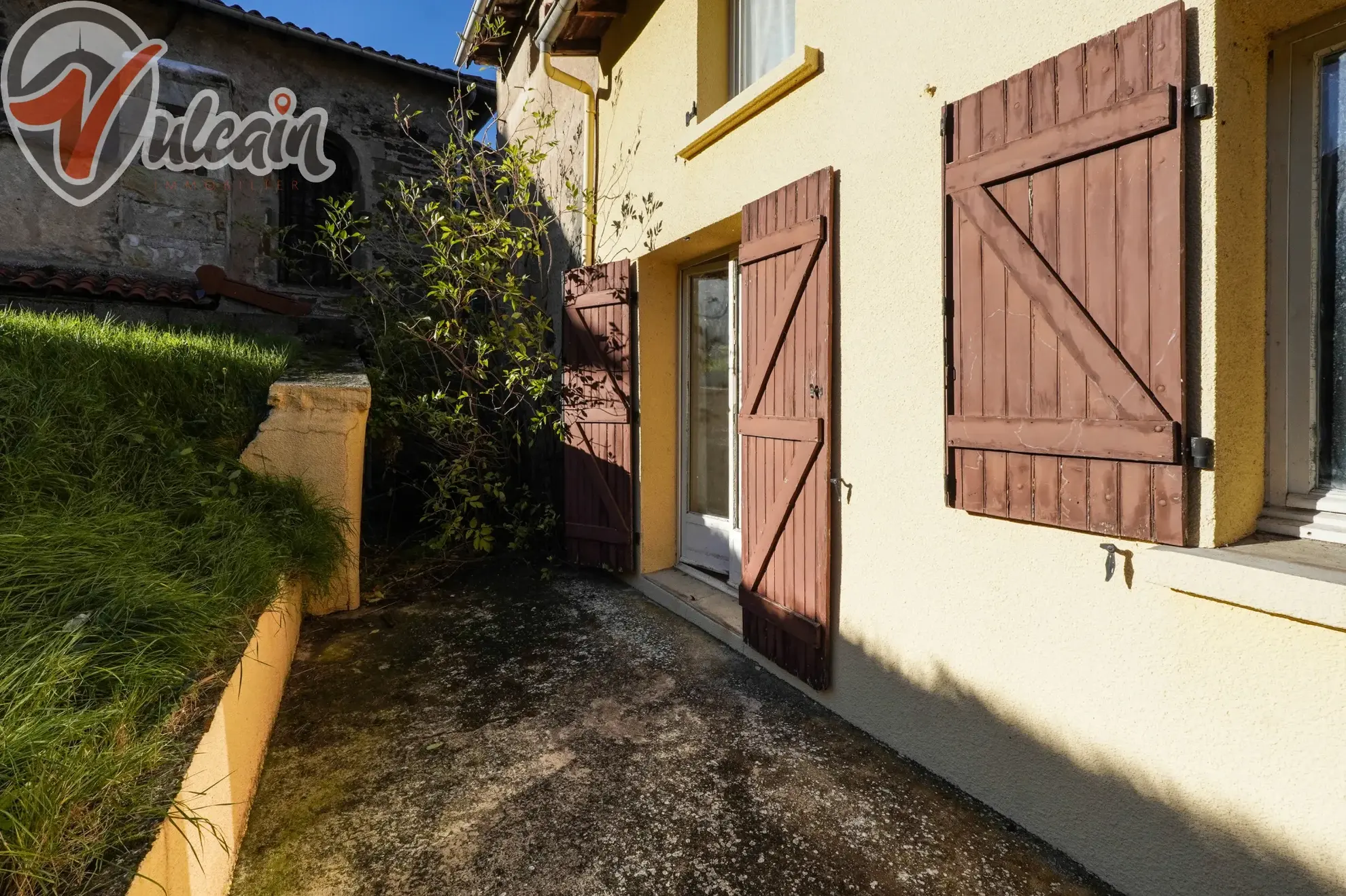 Ensemble de 2 maisons à rénover au centre de St Georges sur Allier 