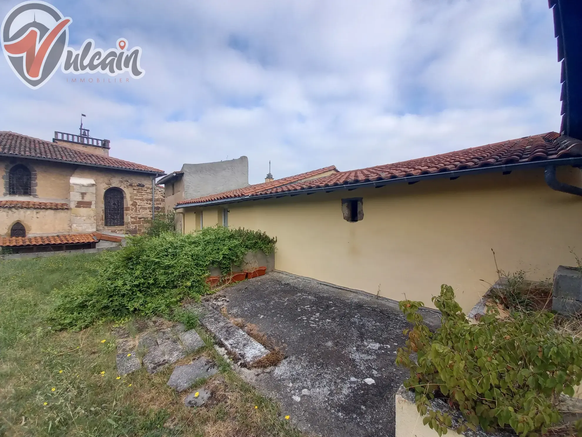 Ensemble de 2 maisons à rénover au centre de St Georges sur Allier 