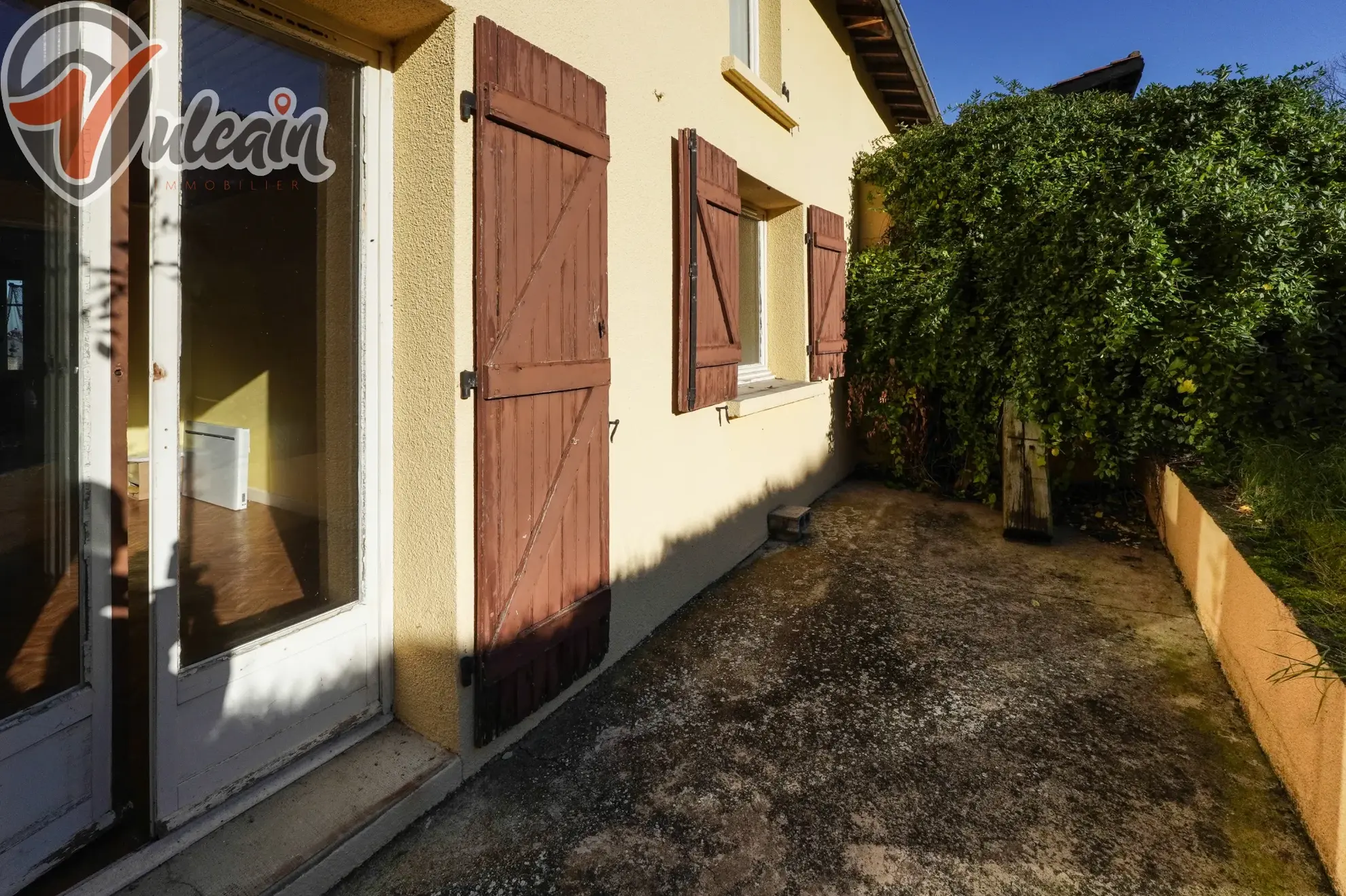 Ensemble de 2 maisons à rénover au centre de St Georges sur Allier 