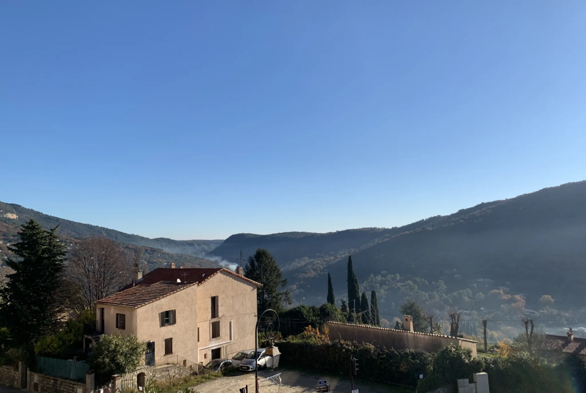 Appartement rénové avec terrasse au Bar-sur-Loup 