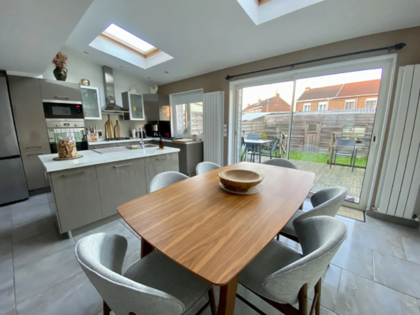 Maison rénovée à Loos avec jardin et garage