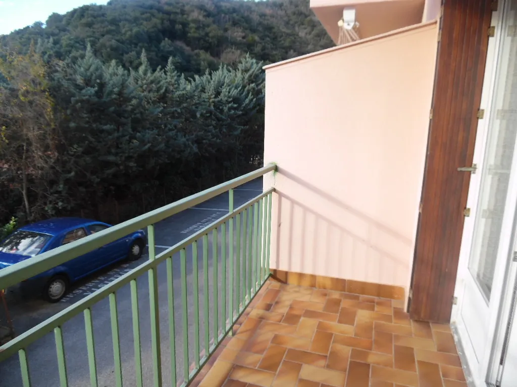 Grand appartement T2 à Amélie-les-Bains-Palalda avec balcon et garage 