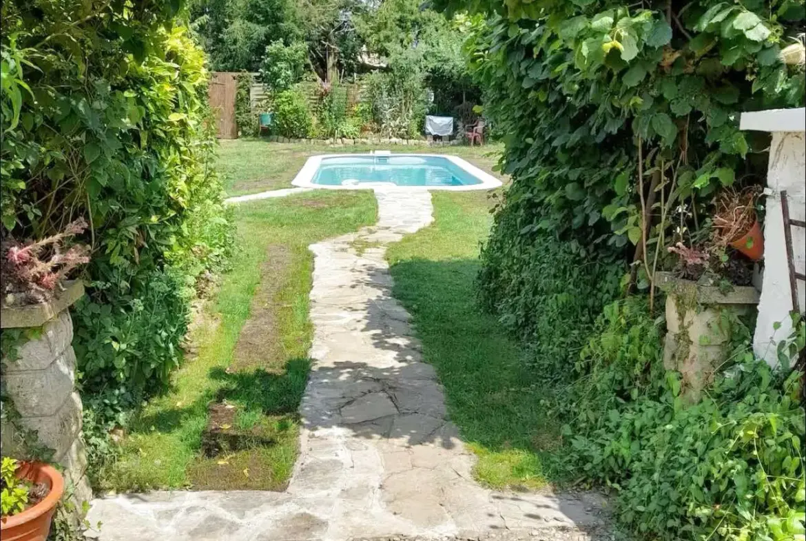 Longère avec Gîte et Piscine à Ailly le Haut Clocher 