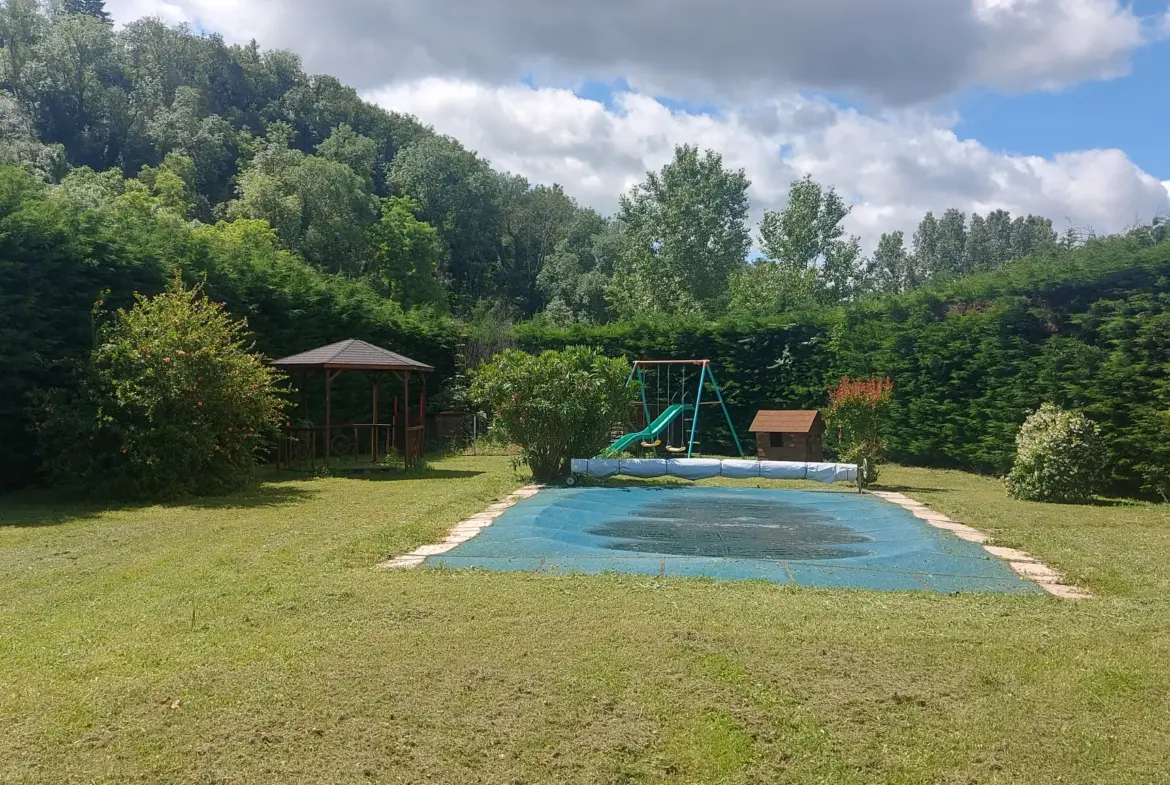 Villa avec piscine et grand terrain à Seyssuel 