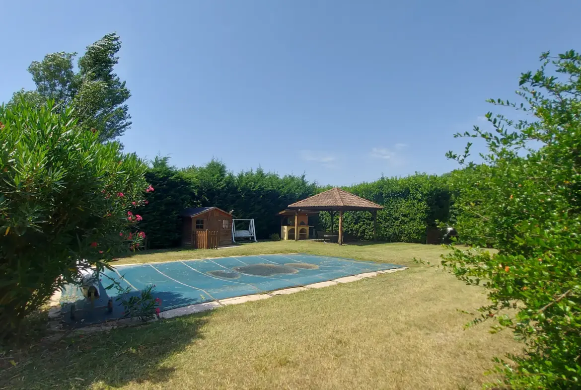 Villa avec piscine et grand terrain à Seyssuel 