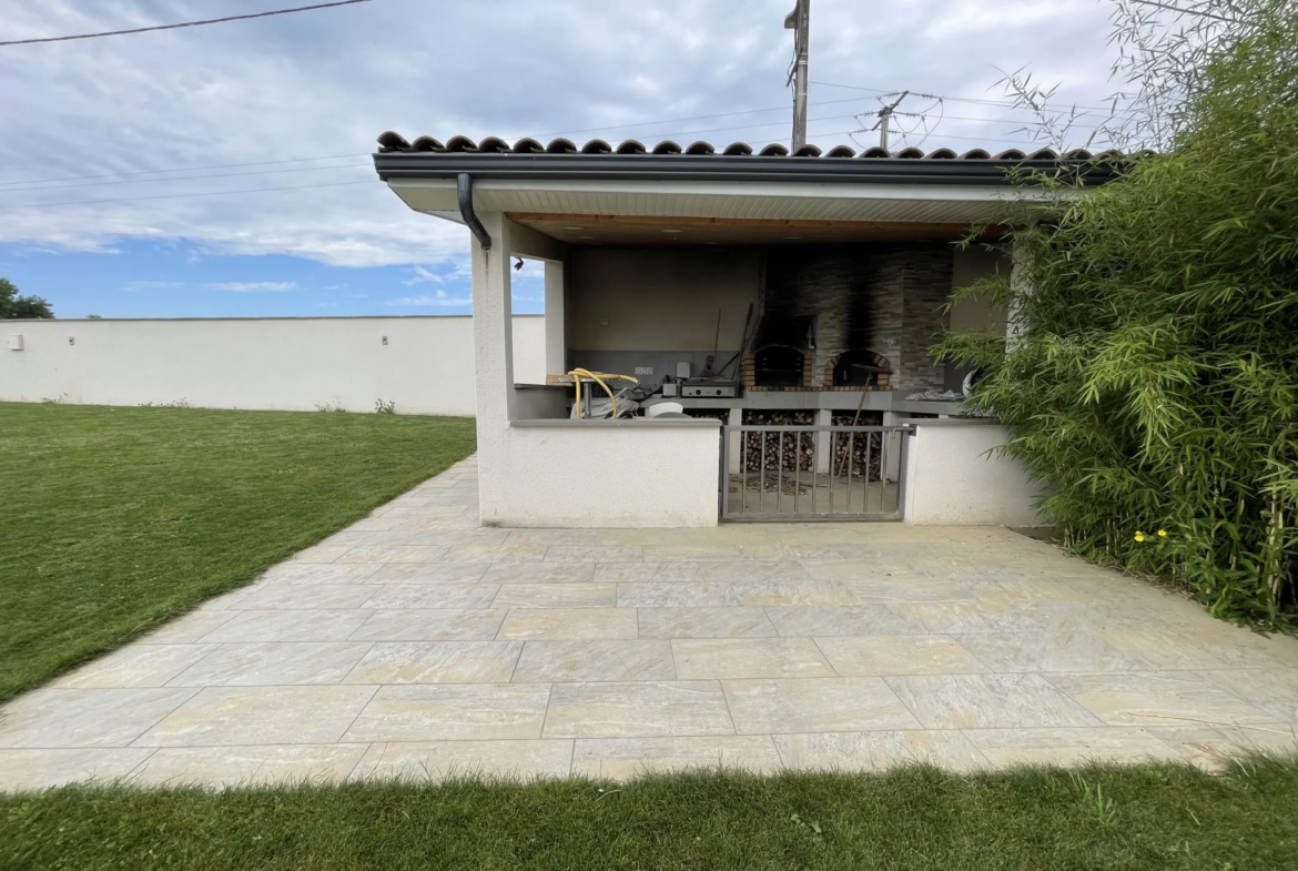 Maison contemporaine de 166 m² à Gannat avec garage et jardin 