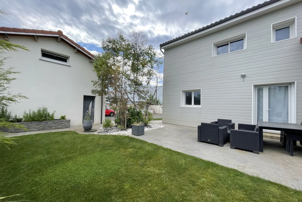 Maison contemporaine de 166 m² à Gannat avec garage et jardin 