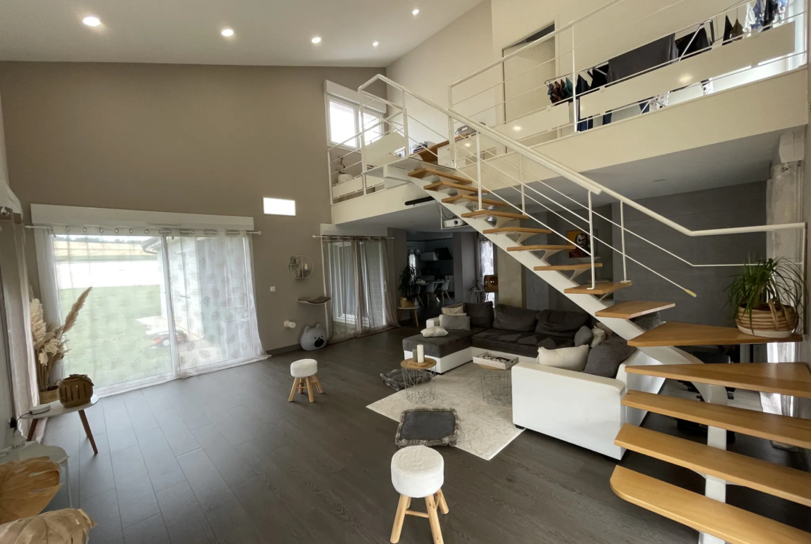 Maison contemporaine de 166 m² à Gannat avec garage et jardin 