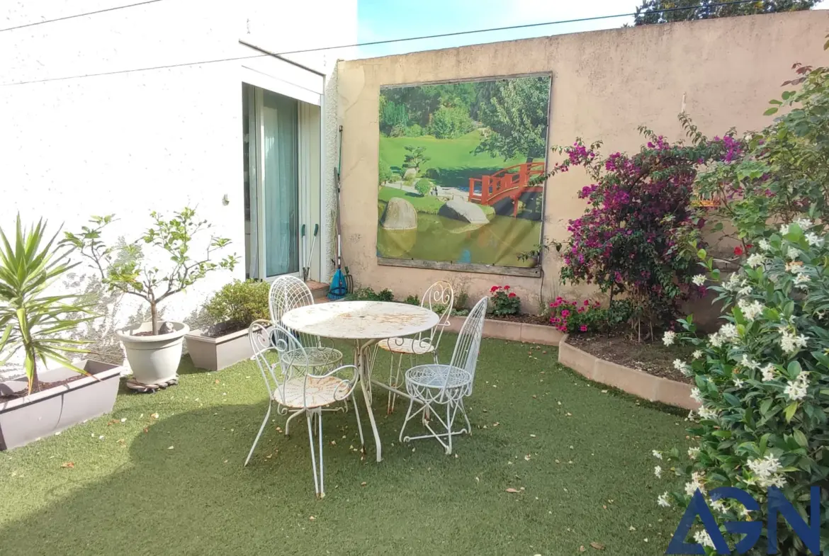 Maison de 7 pièces à vendre à Agde avec garage et jardins 