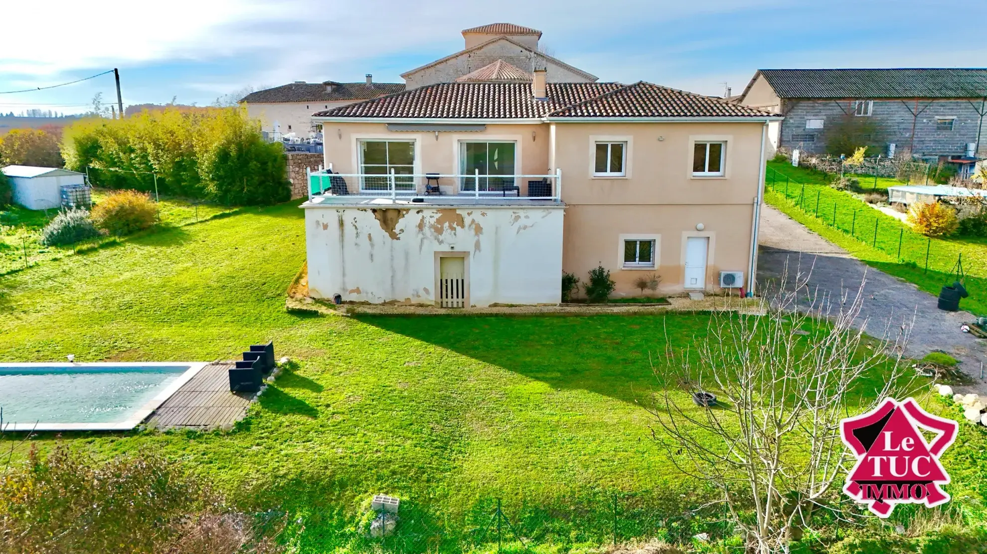 Maison contemporaine avec piscine chauffée à Massoules 