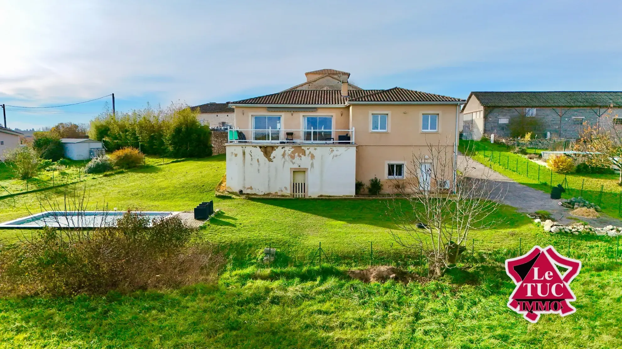 Maison contemporaine avec piscine chauffée à Massoules 