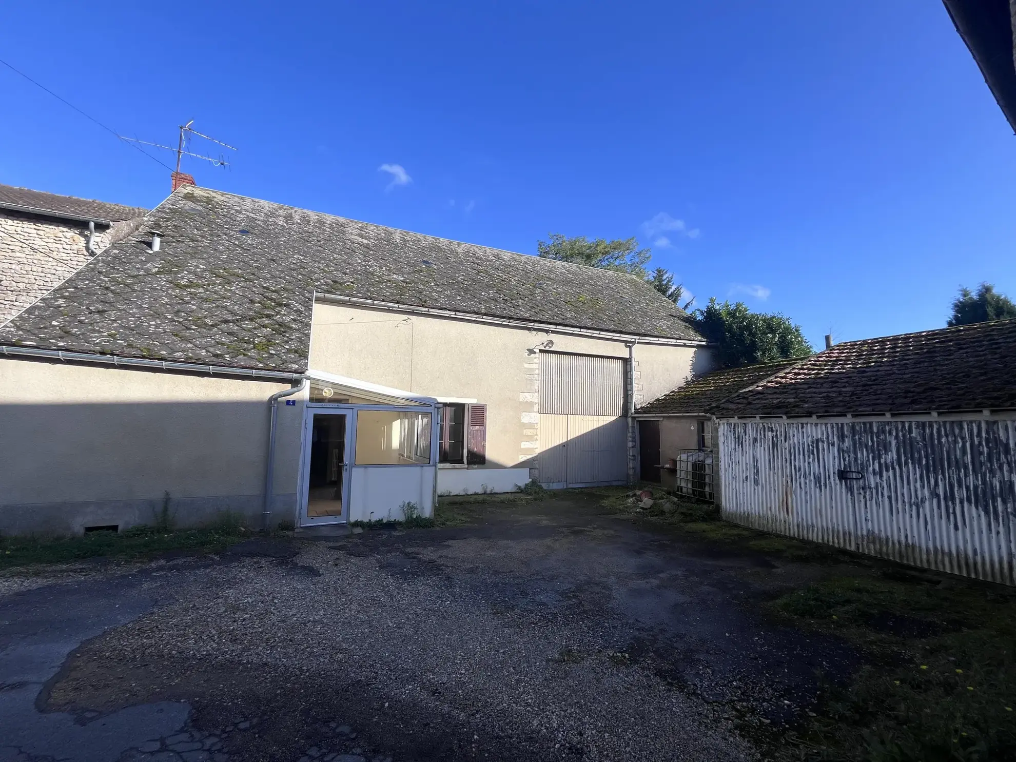 Ferme à rénover à Angerville avec hangar et dépendances 