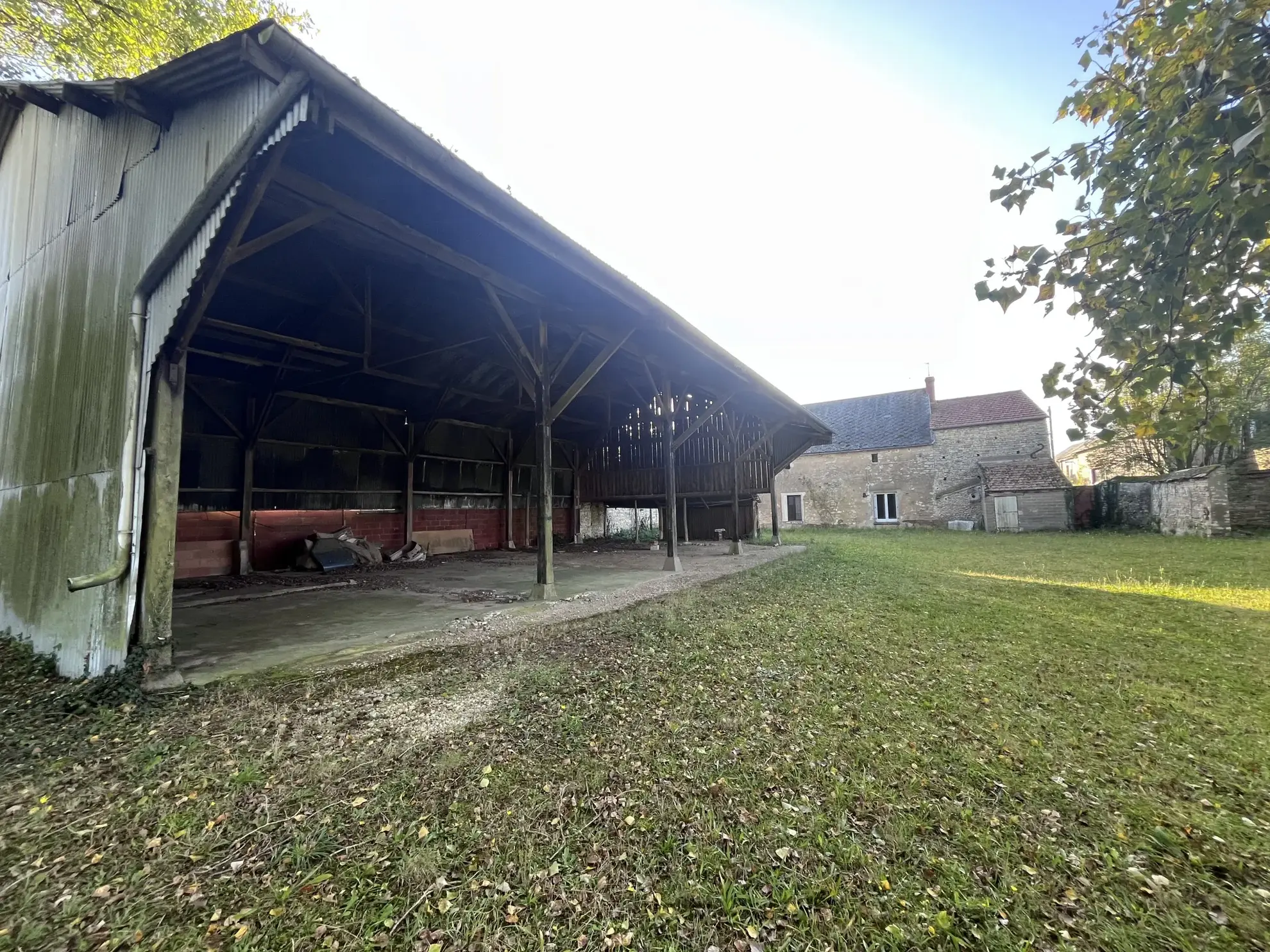 Ferme à rénover à Angerville avec hangar et dépendances 