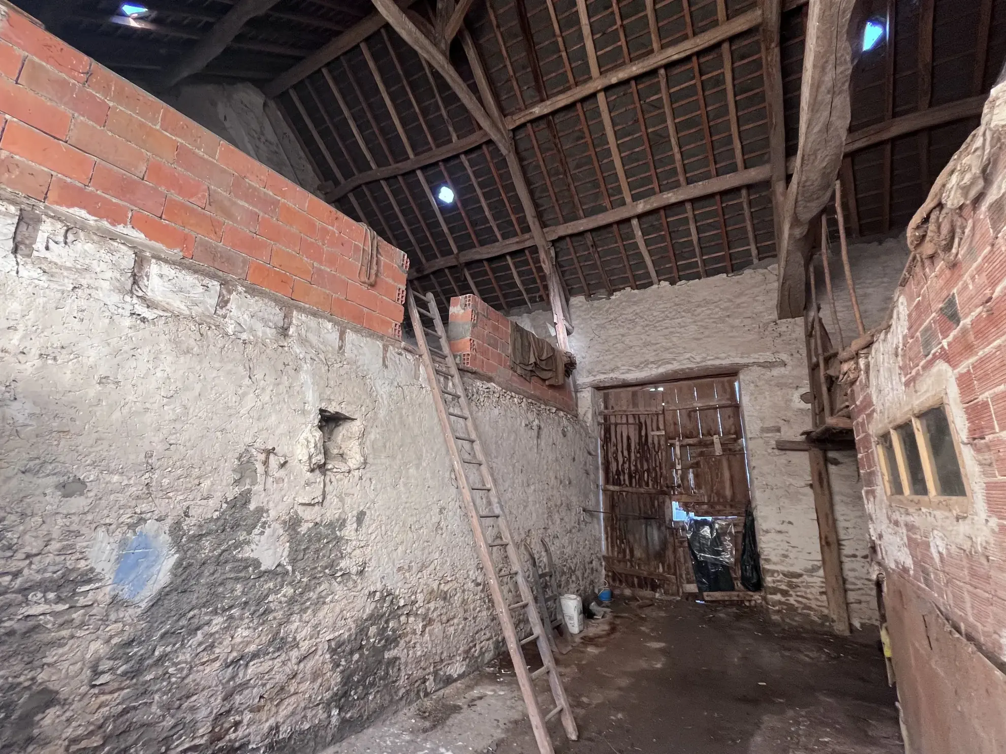 Ferme à rénover à Angerville avec hangar et dépendances 