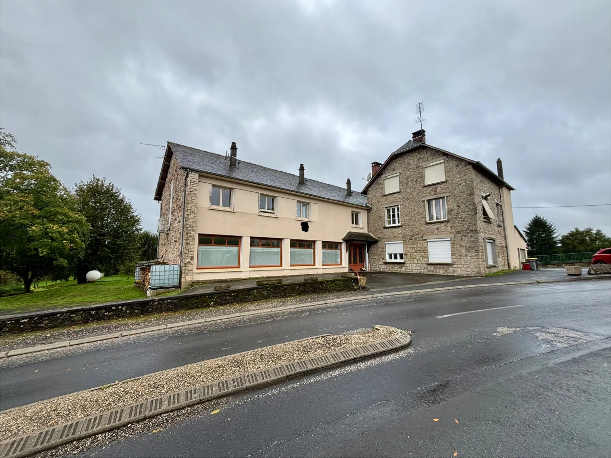 Maison et appartements à Vignols 