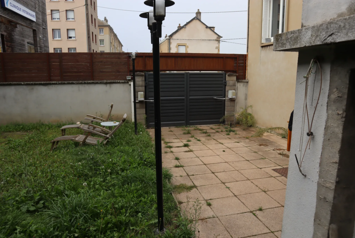 Maison spacieuse avec 5 chambres et 4 garages à Autun 