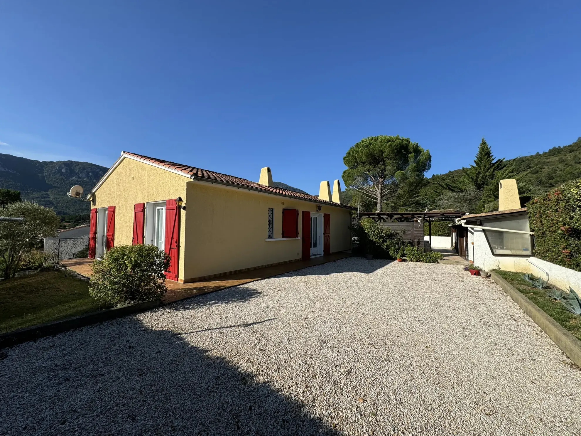 Maison avec piscine et garage à Quillan offrant une vue imprenable 