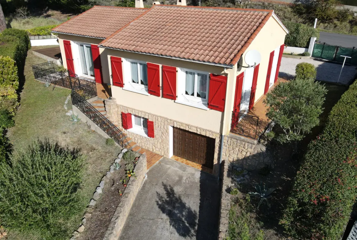 Maison avec piscine et garage à Quillan offrant une vue imprenable 