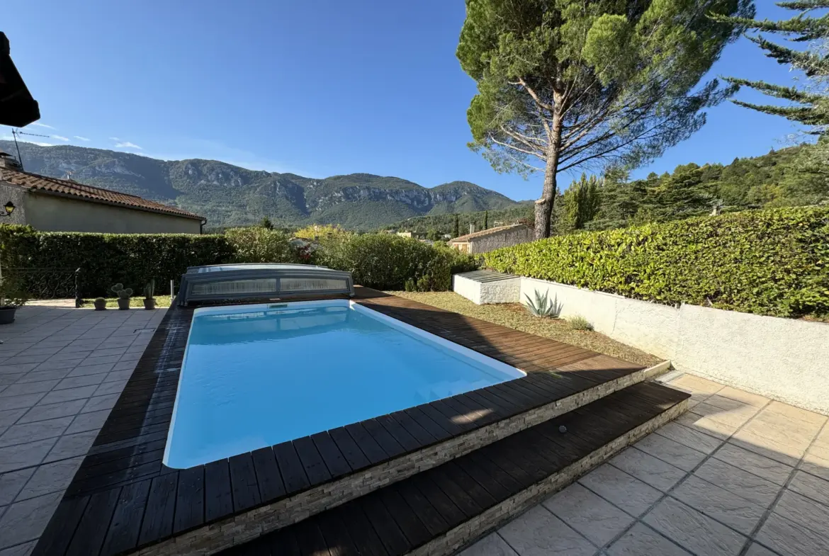 Maison avec piscine et garage à Quillan offrant une vue imprenable 