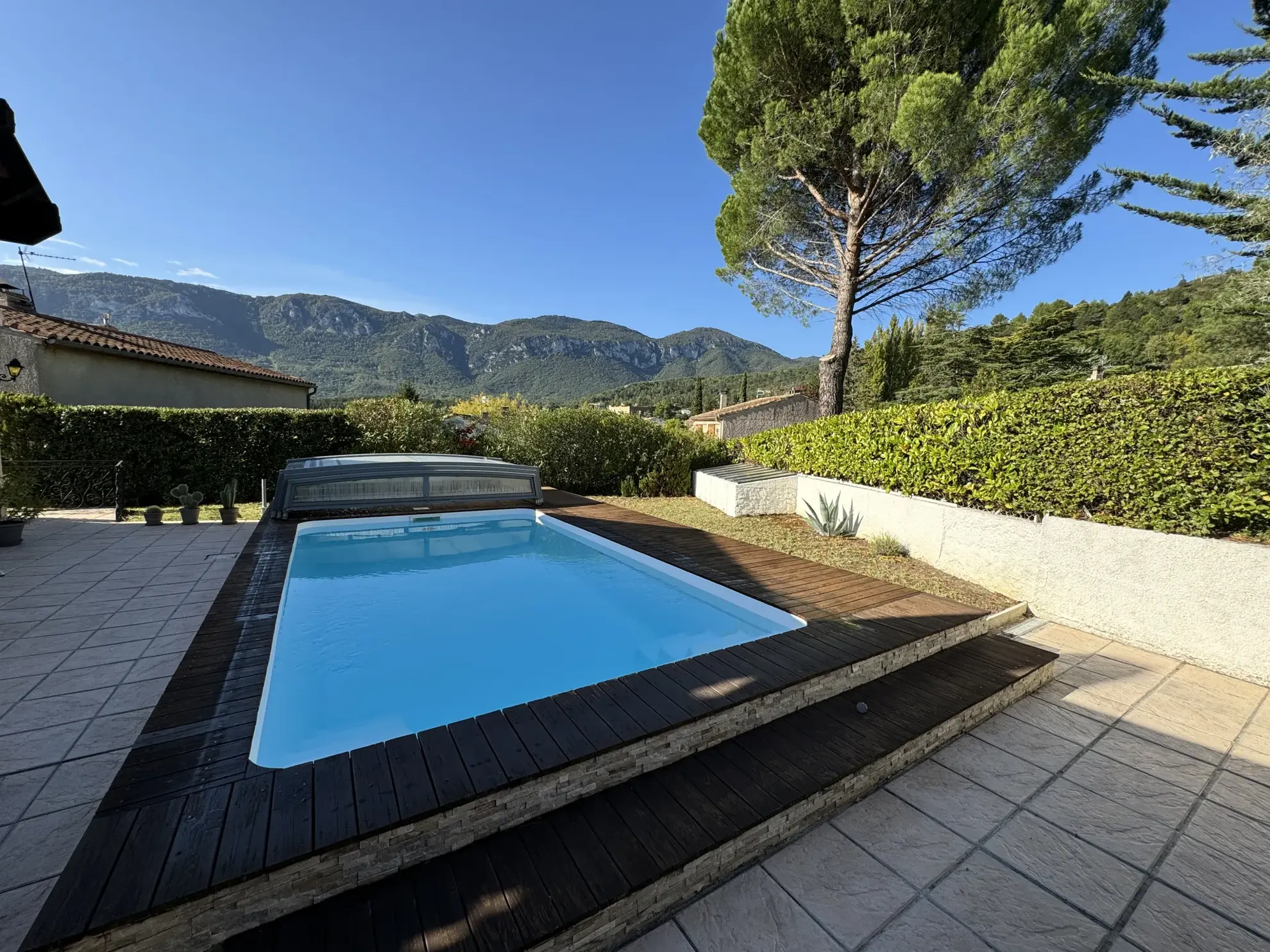 Maison avec piscine et garage à Quillan offrant une vue imprenable 