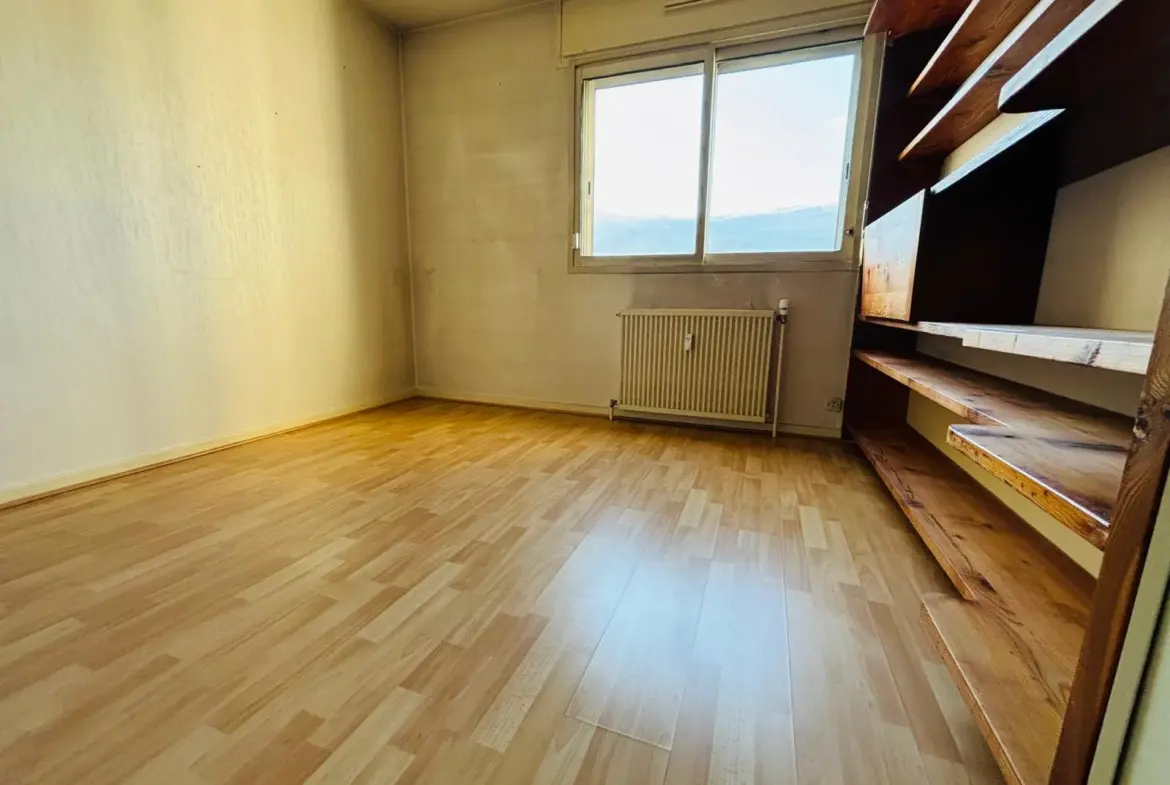 Appartement T4 80 m² à rénover à Grenoble avec balcon et terrasse 