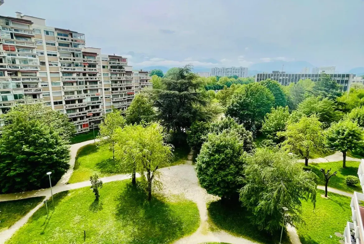 Appartement T4 80 m² à rénover à Grenoble avec balcon et terrasse 