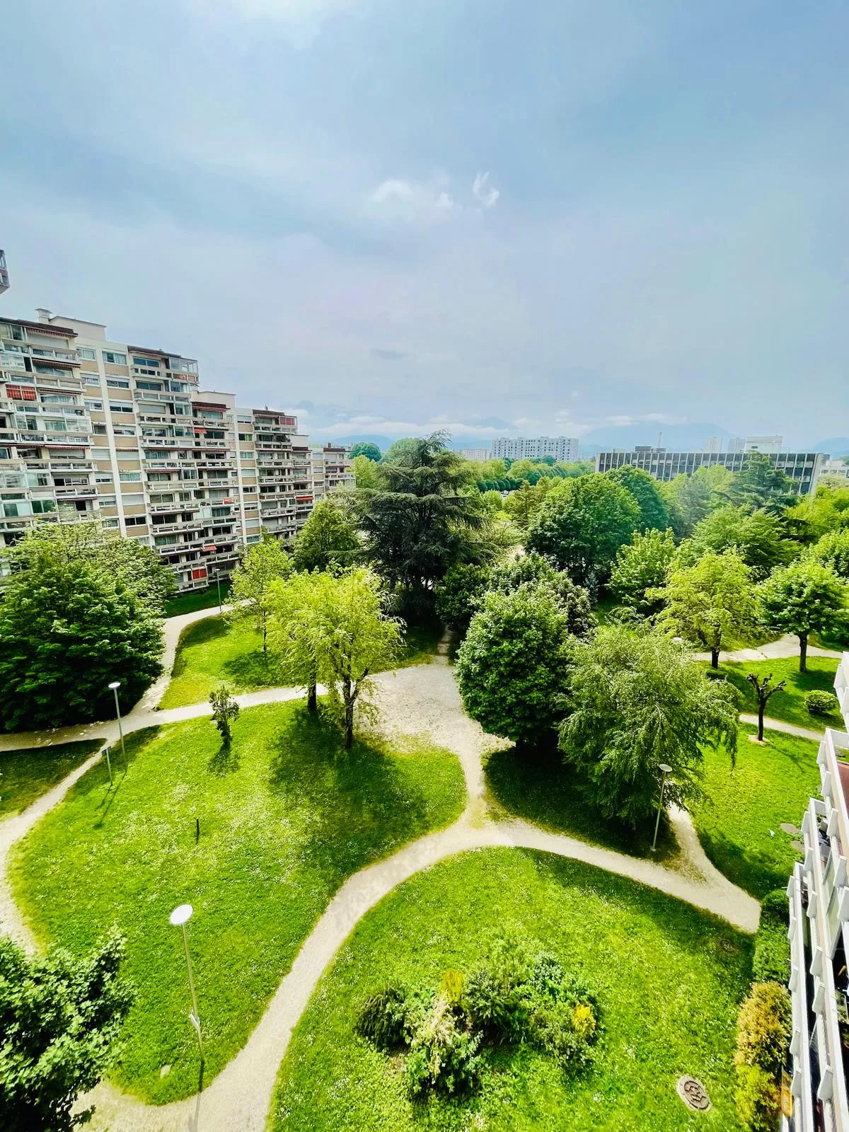 Appartement T4 80 m² à rénover à Grenoble avec balcon et terrasse 