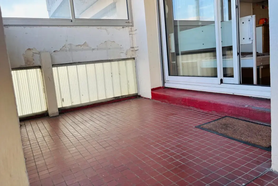 Appartement T4 80 m² à rénover à Grenoble avec balcon et terrasse 